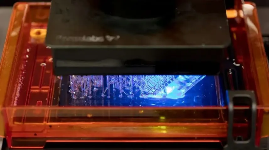 △Vat polymerization uses light to harden photosensitive resin layer by layer