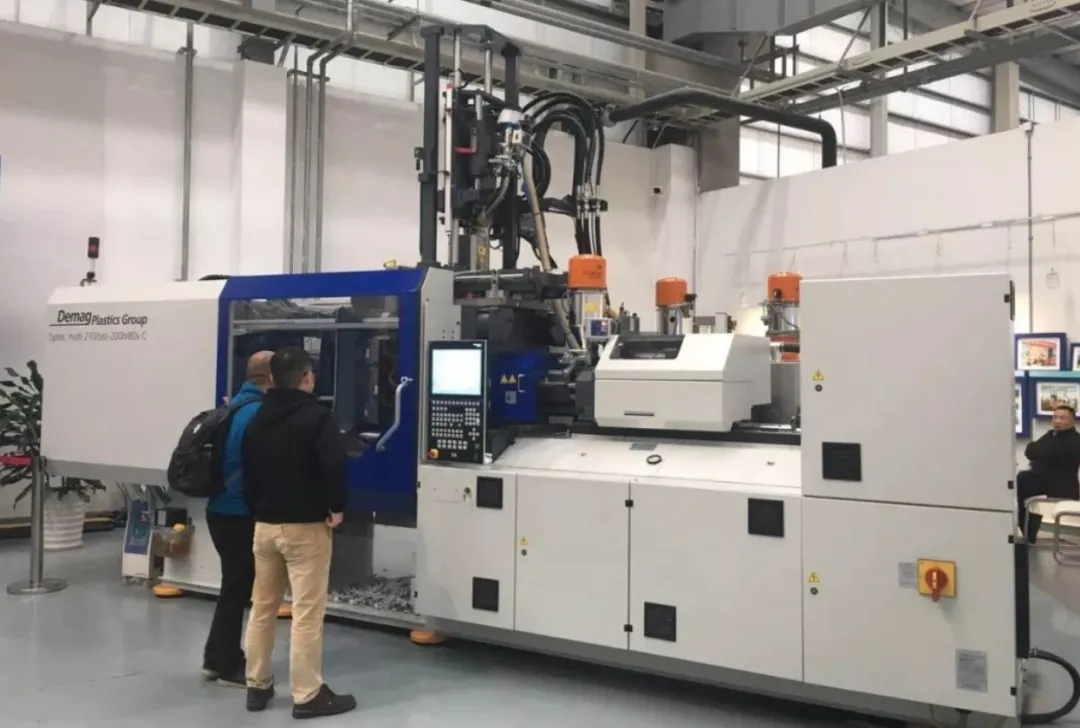 Two-shot injection molding machin